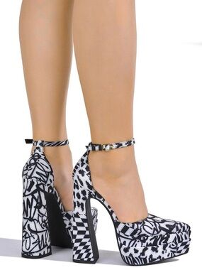 NWT Cape Robbin’s Snow White Print Platform Heel  Size 8